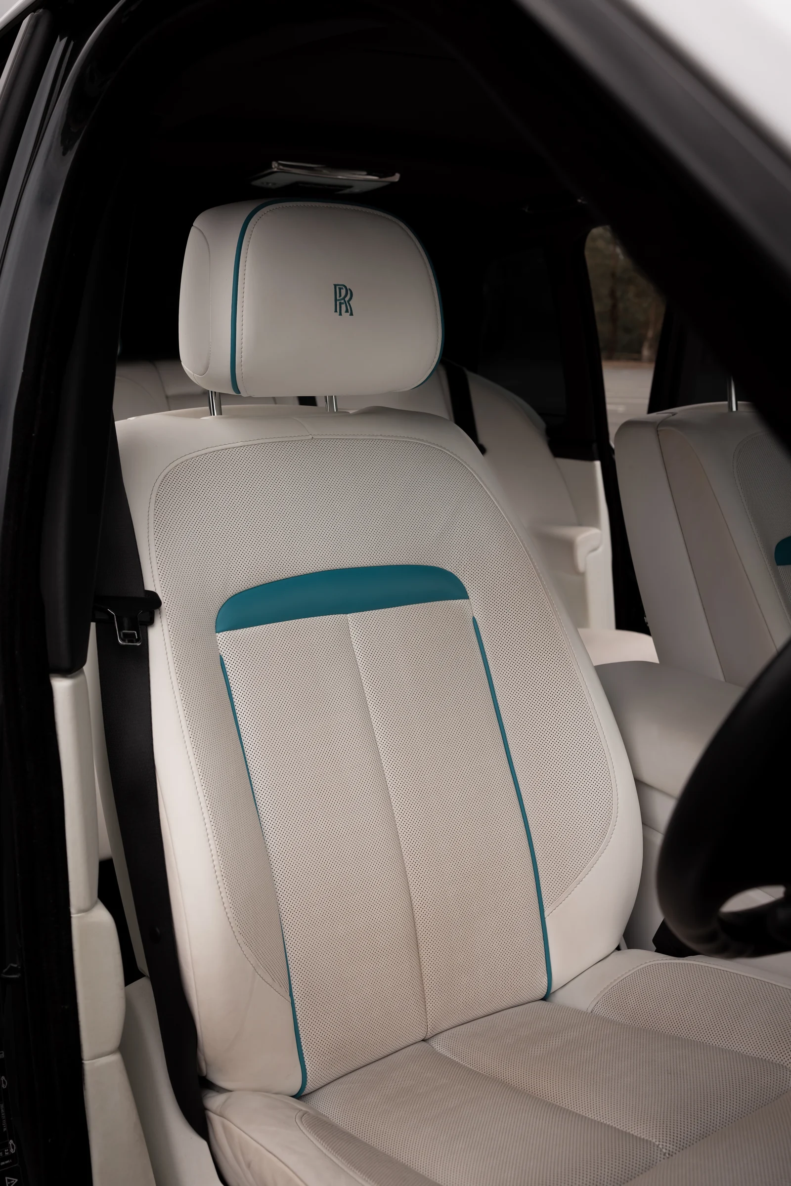 White & Blue interior — Rolls-Royce Cullinan